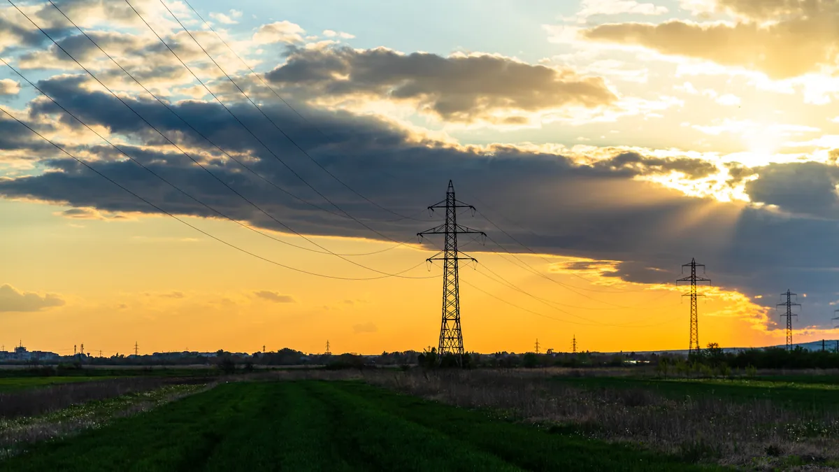 Línea de alta tensión al atardecer