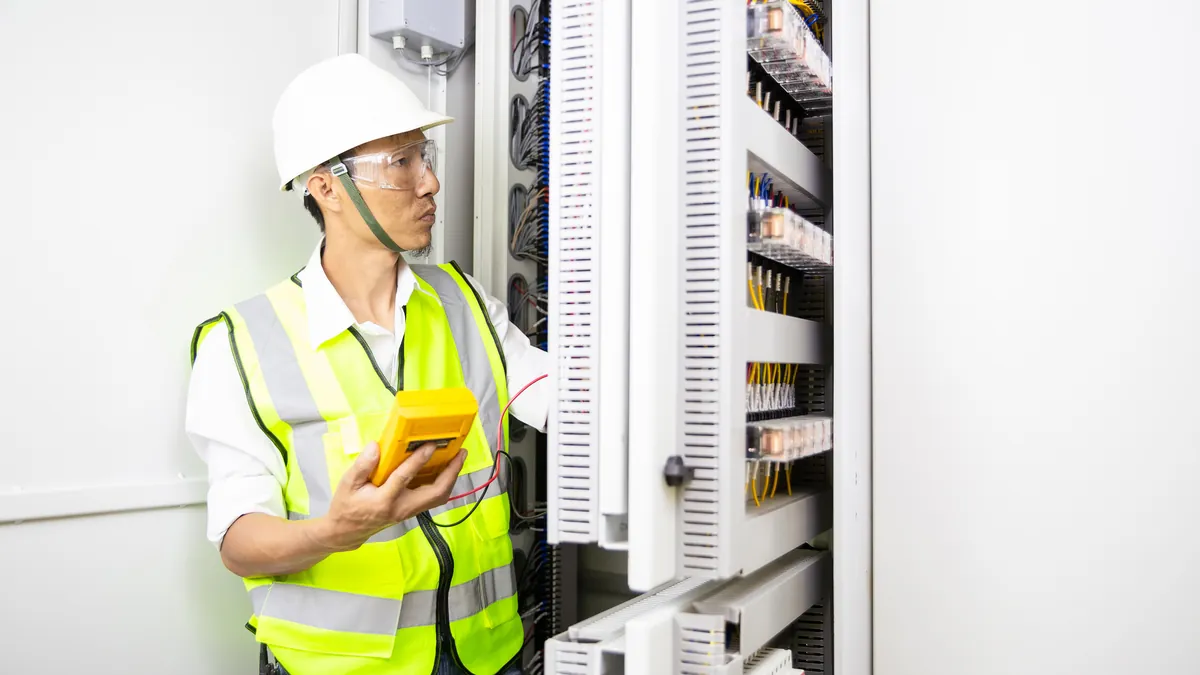 Técnico revisando el cuadro eléctrico de una empresa